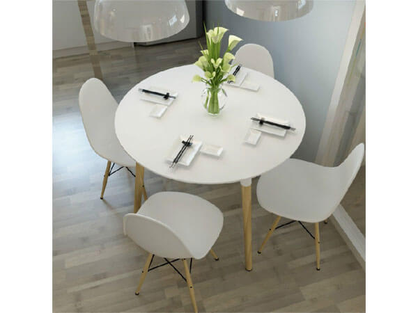 Bộ bàn ghế ăn màu trắng với kiểu dáng thiết kế hiên đại mang đến sự sang trọng, ấn tượng cho không gian bếp ăn của gia đình.