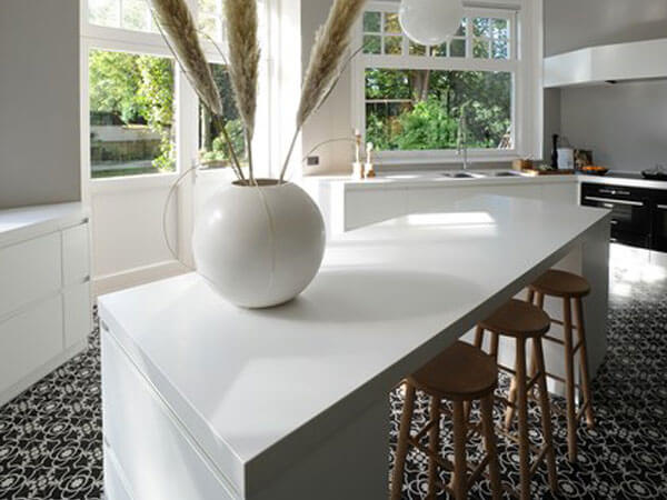 Bàn ăn mặt đá màu trắng góp phần mang đến sự trang nhã, nhẹ nhàng cho không gian bếp ăn của mọi gia đình.