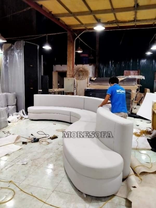 Sản xuất hoàn thiện một chiếc sofa hiện đại bọc da màu trắng sữa nhã nhặn, tinh tế để trang trí sảnh chờ của khách sạn, nhà nghỉ cao cấp.